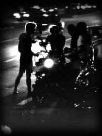 深夜を突つ走るオートバイの暴走